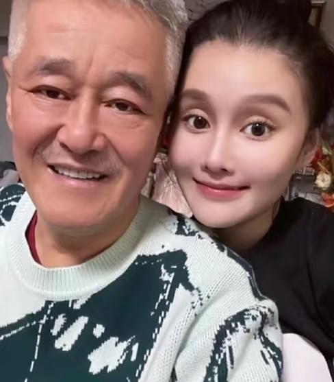 赵本山的女儿球球说自己现在创业成功，她没靠爸爸的资源，全靠自己的奋斗。

她还说