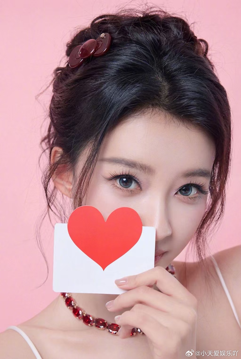 孙怡的红裙造型甜度满分孙怡在逃真人芭比 真人芭比本人没错了，孙怡的红裙造型清新又