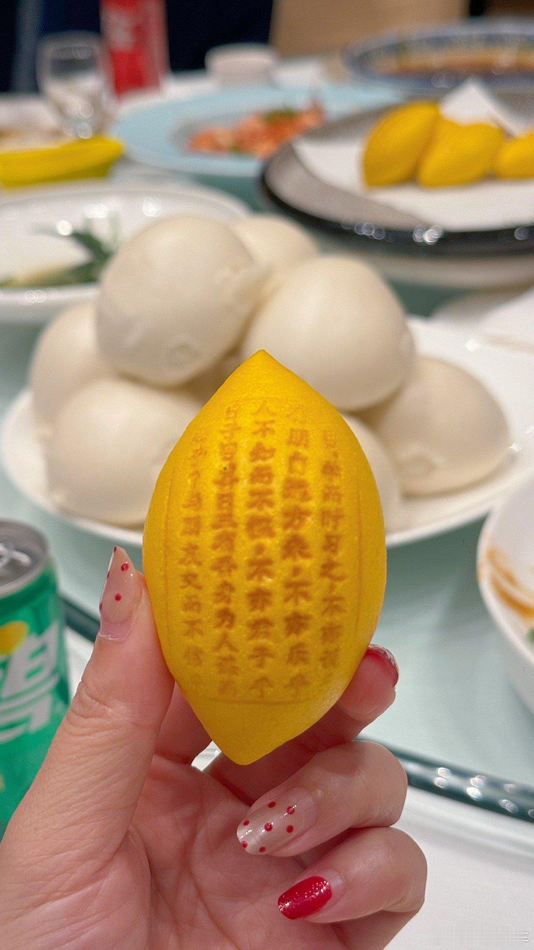 孔孟之乡就是有文化啊，点心上印的是论语  ​​​