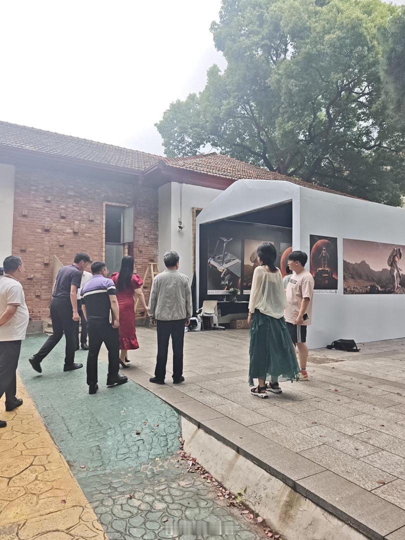 湖大偶遇李湘，浅浅记录下正好下课路过设计艺术学院，被毕业设计展览吸引过去，离开的