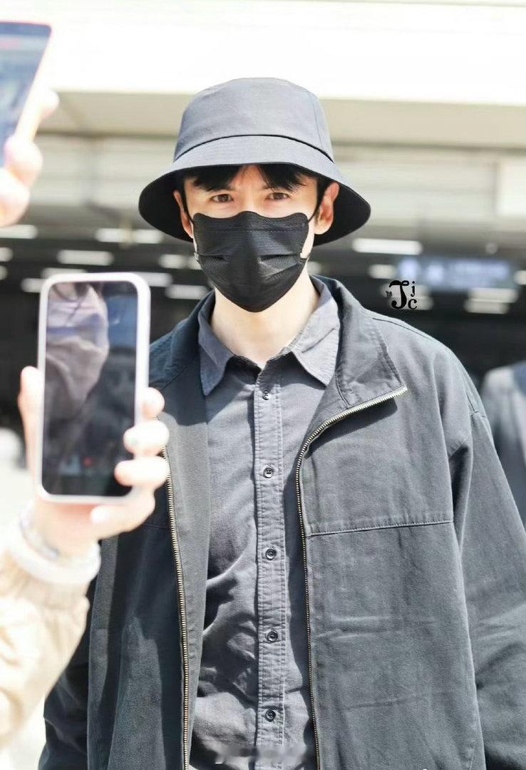 迪士尼偶遇张云龙上海迪士尼偶遇张云龙 低调独自逛乐园，不张扬不刻意，颜值气场依旧