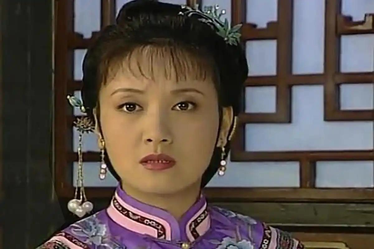 康熙六十五位妃嫔，史书只说她"眷顾最深"。康熙出征写信报平安，只给她一个人写。出