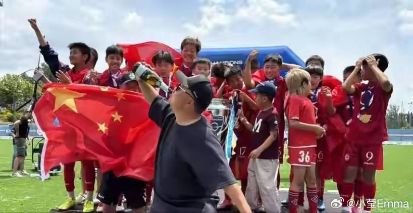 中国的体育到底缺的是什么运动会是体育尖子的秀场，其他人只能在看台上写加油稿。缺那