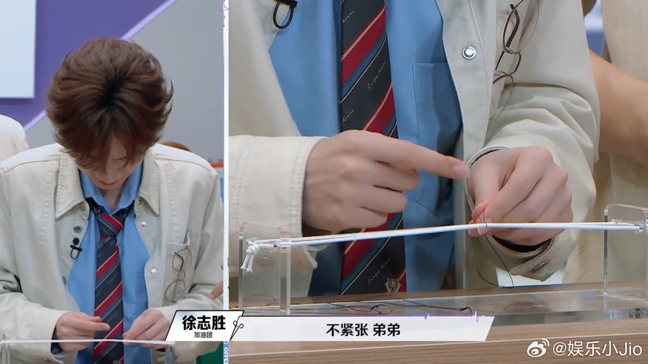 别的话题贺峻霖都能稳稳接上，这次遇上童年画格子的回忆杀直接卡壳，插不进话题的小贺