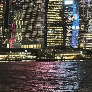 云漫维港，摩天灯火织就深夜梦境夜色彻底裹住香港维多利亚港时，海面浮动着一层温软的