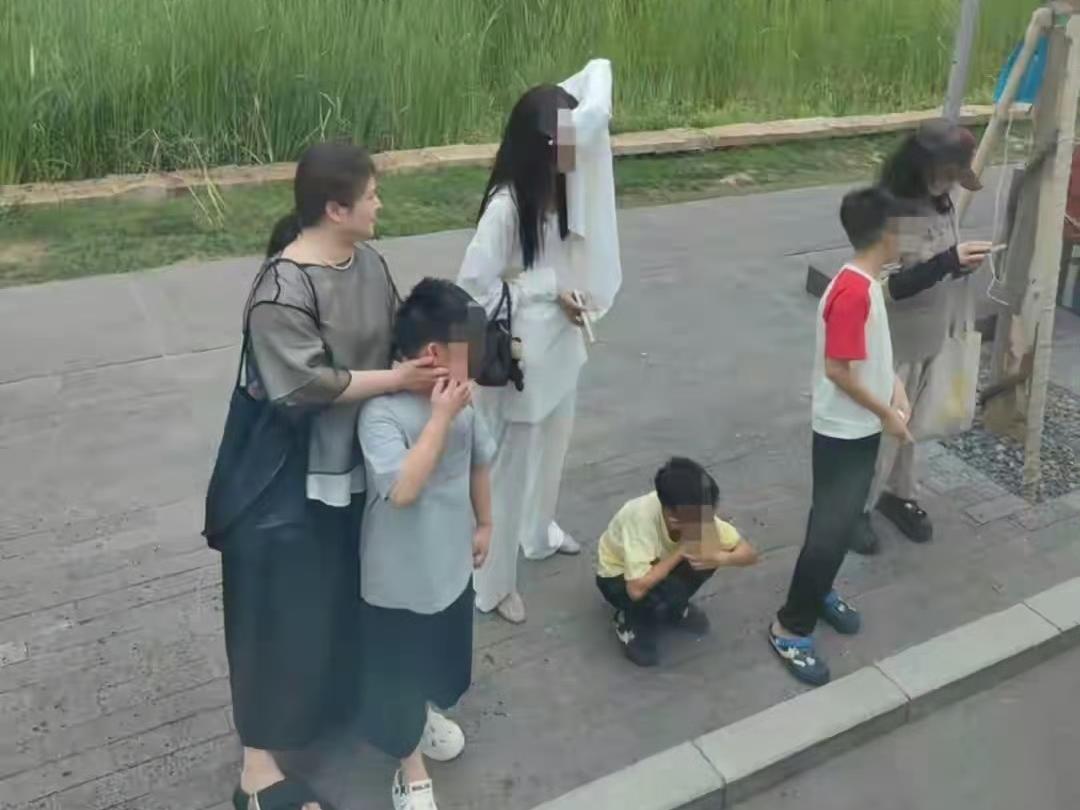 沈腾一家阿那亚被偶遇，老婆王琦状态好很富态，原来腾哥儿子都7岁了。
好幸福的一家