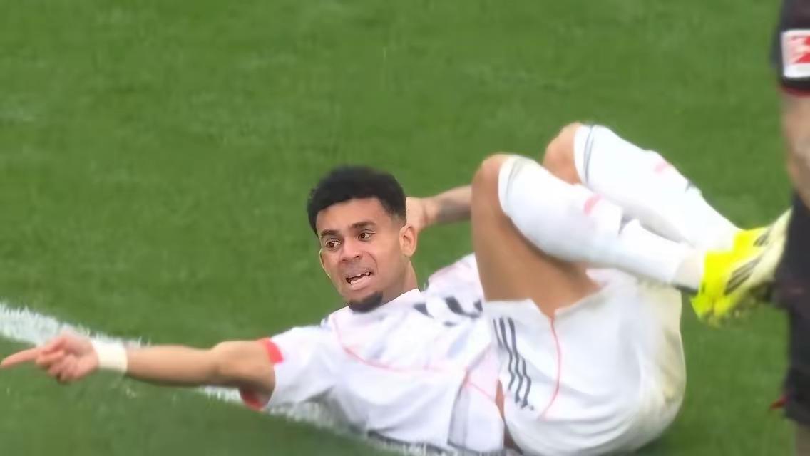 迪亚斯，你怎么就沉不住气了呢？即便对方使绊子，你也不能一直吃牌啊。你可是拜仁的主