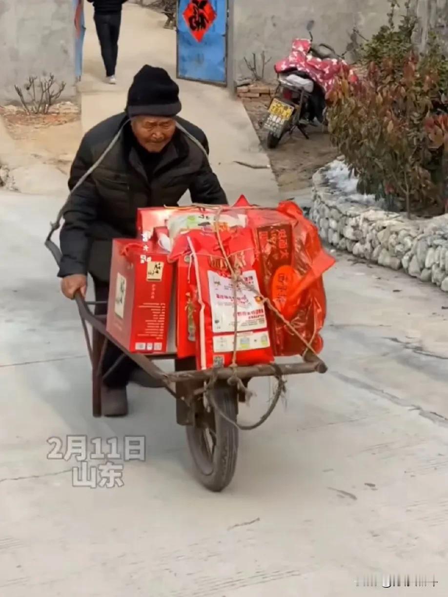 羡慕！86岁了还有丈母娘何尝不是一种幸福！2月11日，山东，86岁的老女婿，装了