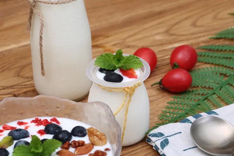 冷藏酸奶渗出水不一定是坏了。这层水其实是乳清，是酸奶发酵时奶蛋白凝结后析出的，富