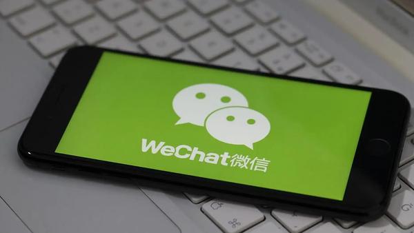 微信正于iOS端（8.0.69版本）小范围灰度测试“折叠发图”功能，用户发送三张