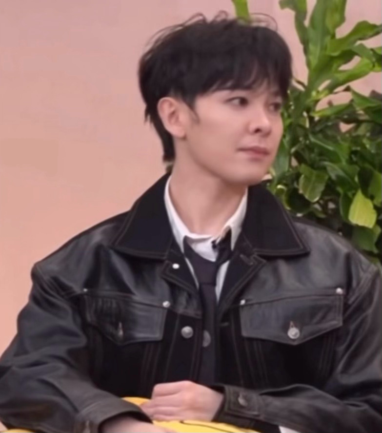 最后的表情好像在问：直播间为什么会有虫子🙂↔️🤨 