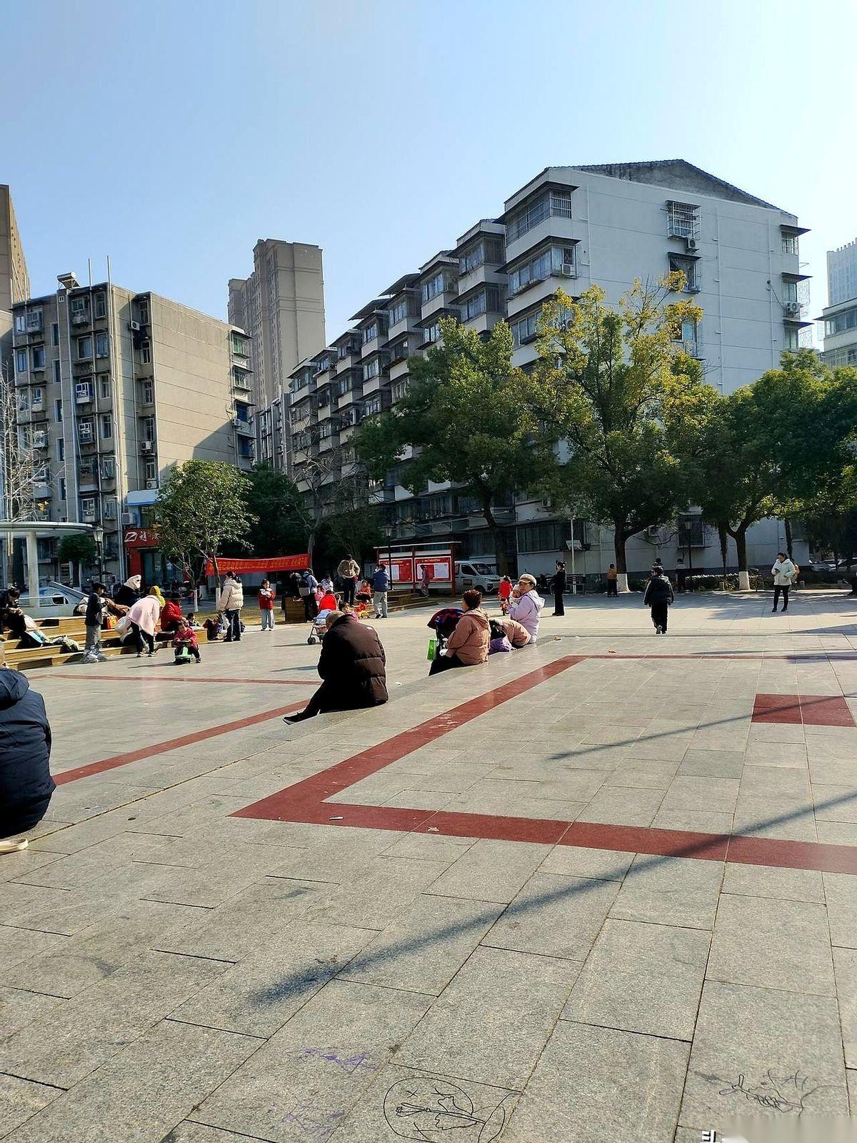 一个自称干了20年物业的网友说，他经手的几十个小区，物业费收缴率从没超过七成。