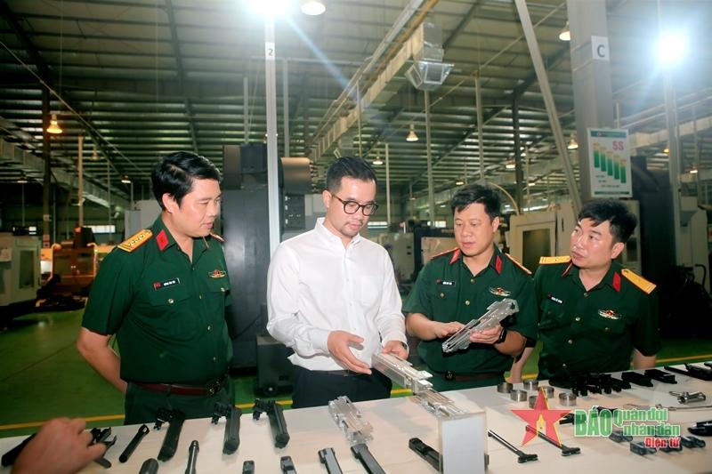 越南国防部总部技术管理部总监（现为国防部总部副主席）视察Z111工厂