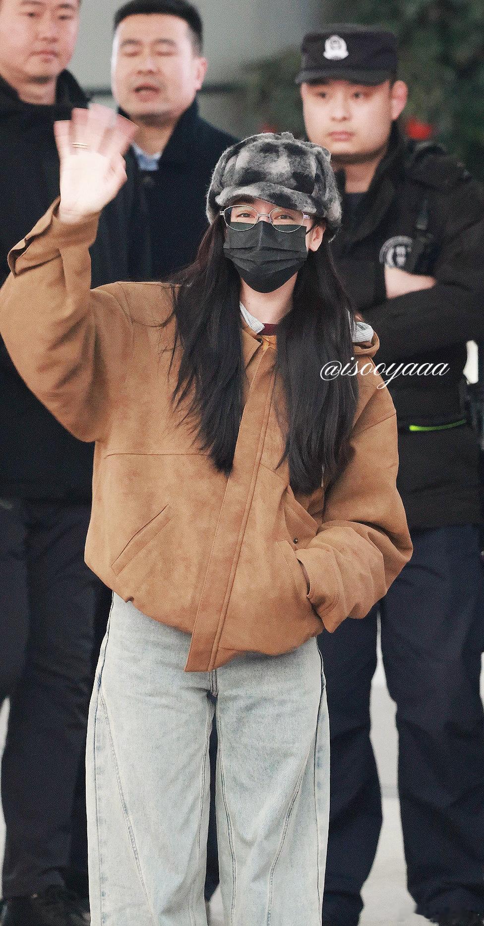 白日提灯hi6录制你好星期六迪丽热巴抵达长沙，和粉丝暖心挥手，格子帽造型超吸睛，