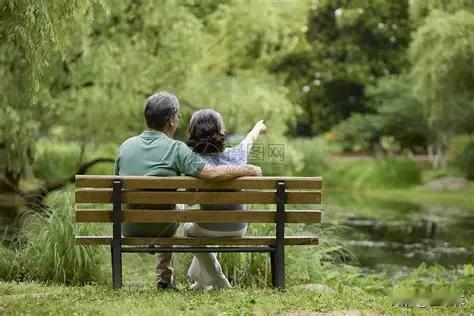 晚年最坚实的依靠，从来都是老伴，朝夕相伴数十载，从青丝熬到白发，这份依靠从来不是