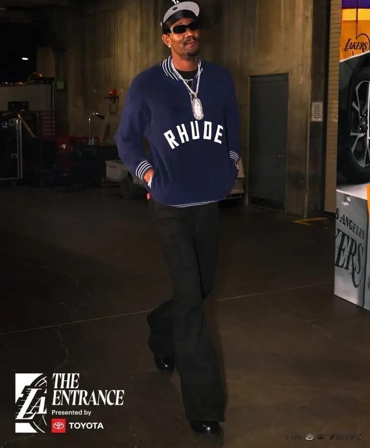 湖人当家中锋艾顿真是太不受重视了！在今天湖人主场迎战灰熊的上半场比赛中，艾顿在进