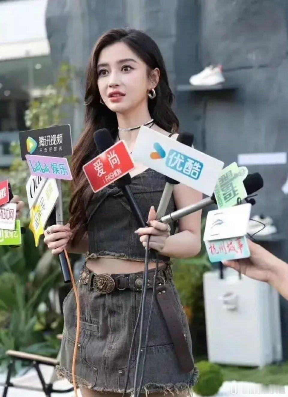 #Angelababy线下生图状态#这组生图更是让人们看到了她真实的一面，没有过