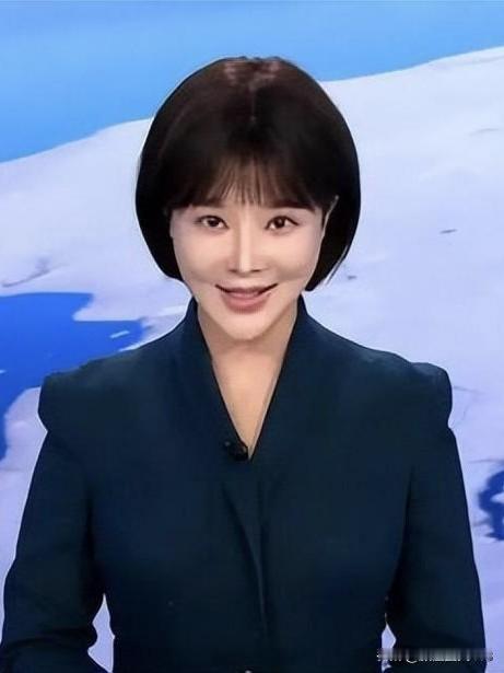 胡蝶，央视新闻主播。端庄大气，沉稳专业，以知性魅力传递新闻温度，是荧屏上独具风采
