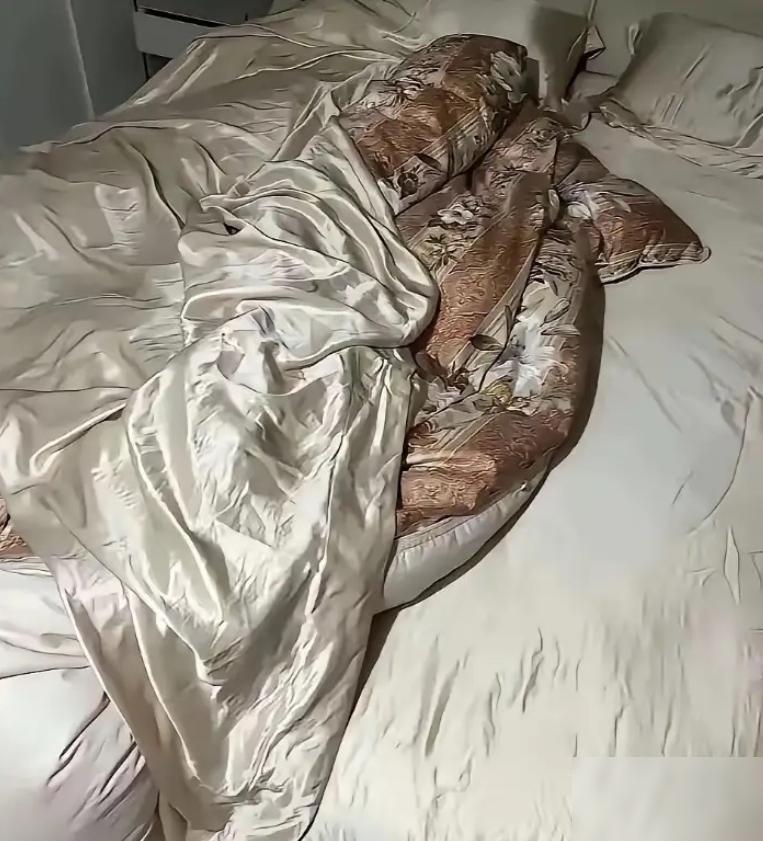 浙江一女子花六千多买的真丝被睡感舒适，没想到关了灯看，表面竟然冒出一片不对劲的亮