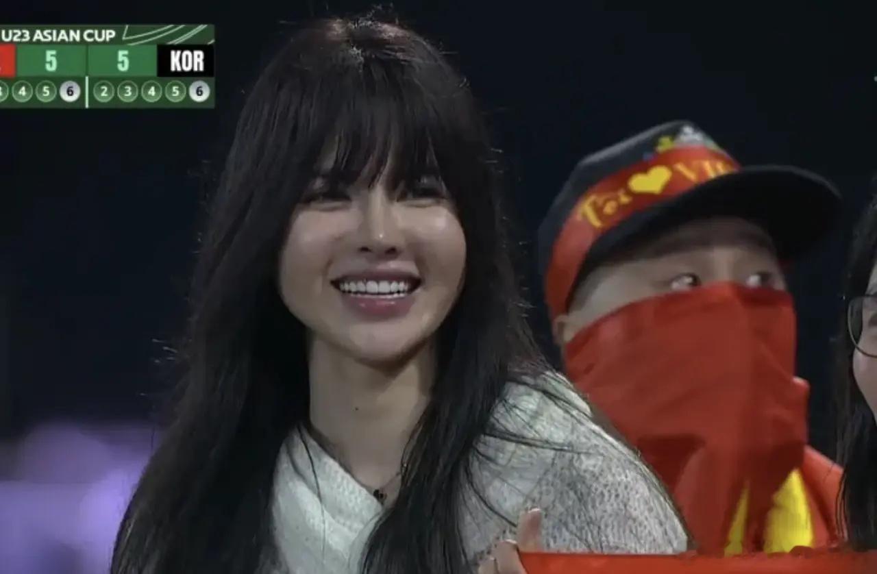 越南民众深夜狂欢！美女球迷纯洁笑容 万人骑摩托+扛国旗涌上街头北京时间1月24日