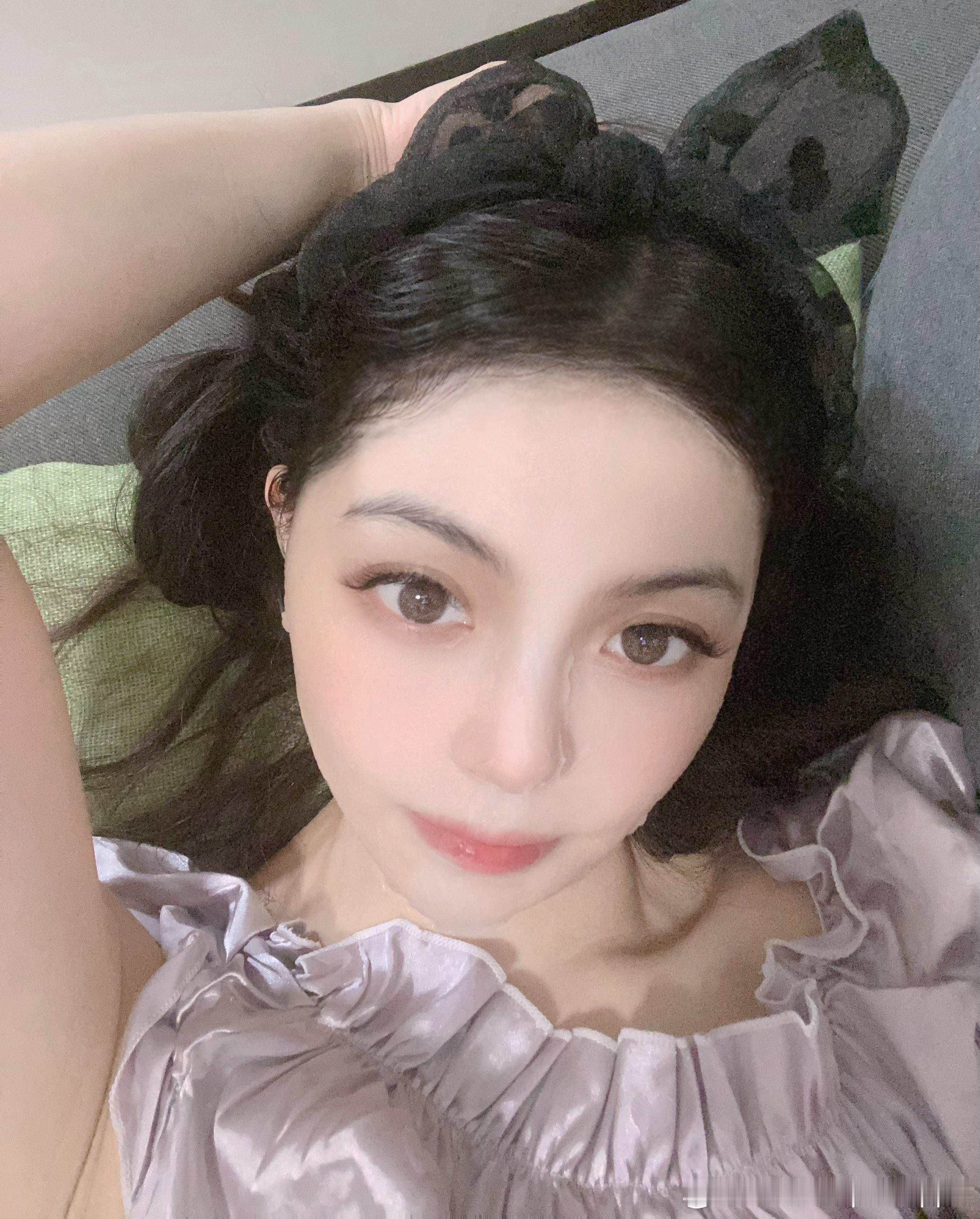 发现敷面膜的时候很适合🤳#今日份自拍# ​​​