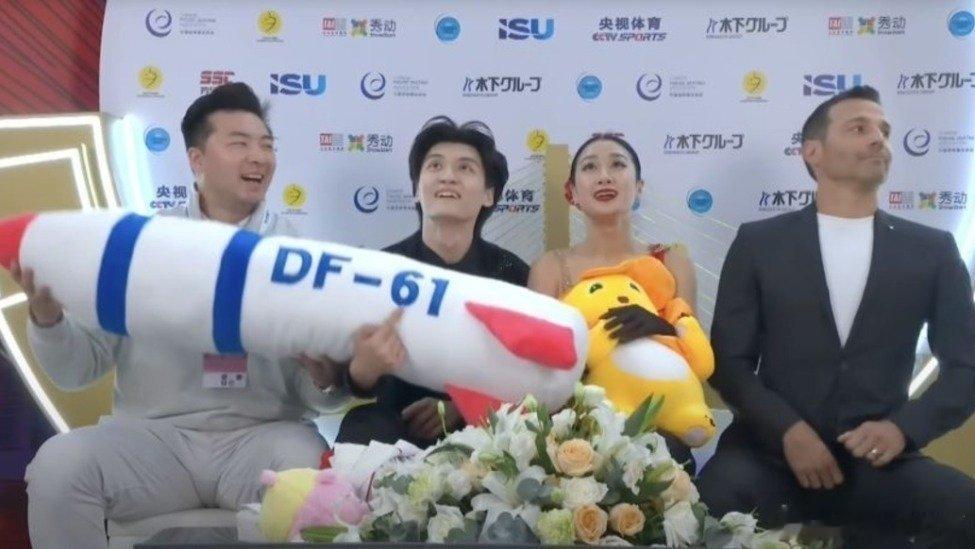 凤凰新闻【离谱！一个玩偶让美联社破防？中国花滑选手遭国际滑联调查】一个玩偶就让某