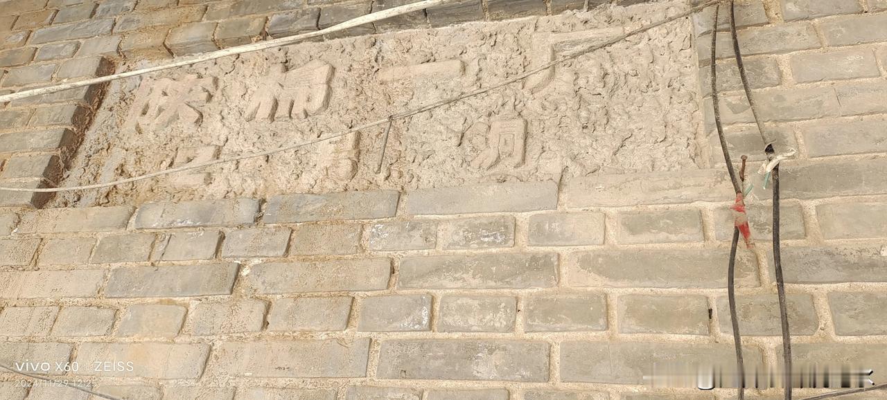 昨午，从联盟一路原马泉四队路上去到文林路，可能建往宅楼还是扩路，原先路旁的房子都