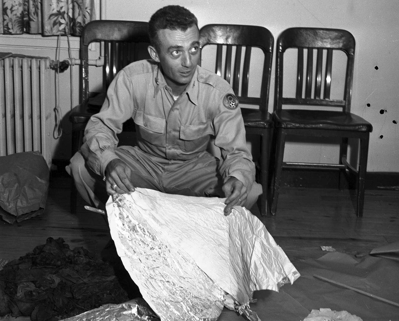 [呲牙] 原来真的把铝箔拿出来了——1947 年美国新墨西哥州罗斯威尔事件。
1