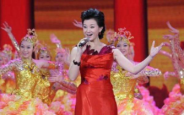 连续24年登春晚的宋祖英，自2014年起淡出公众视野。她回归家庭，陪伴孩子成长，