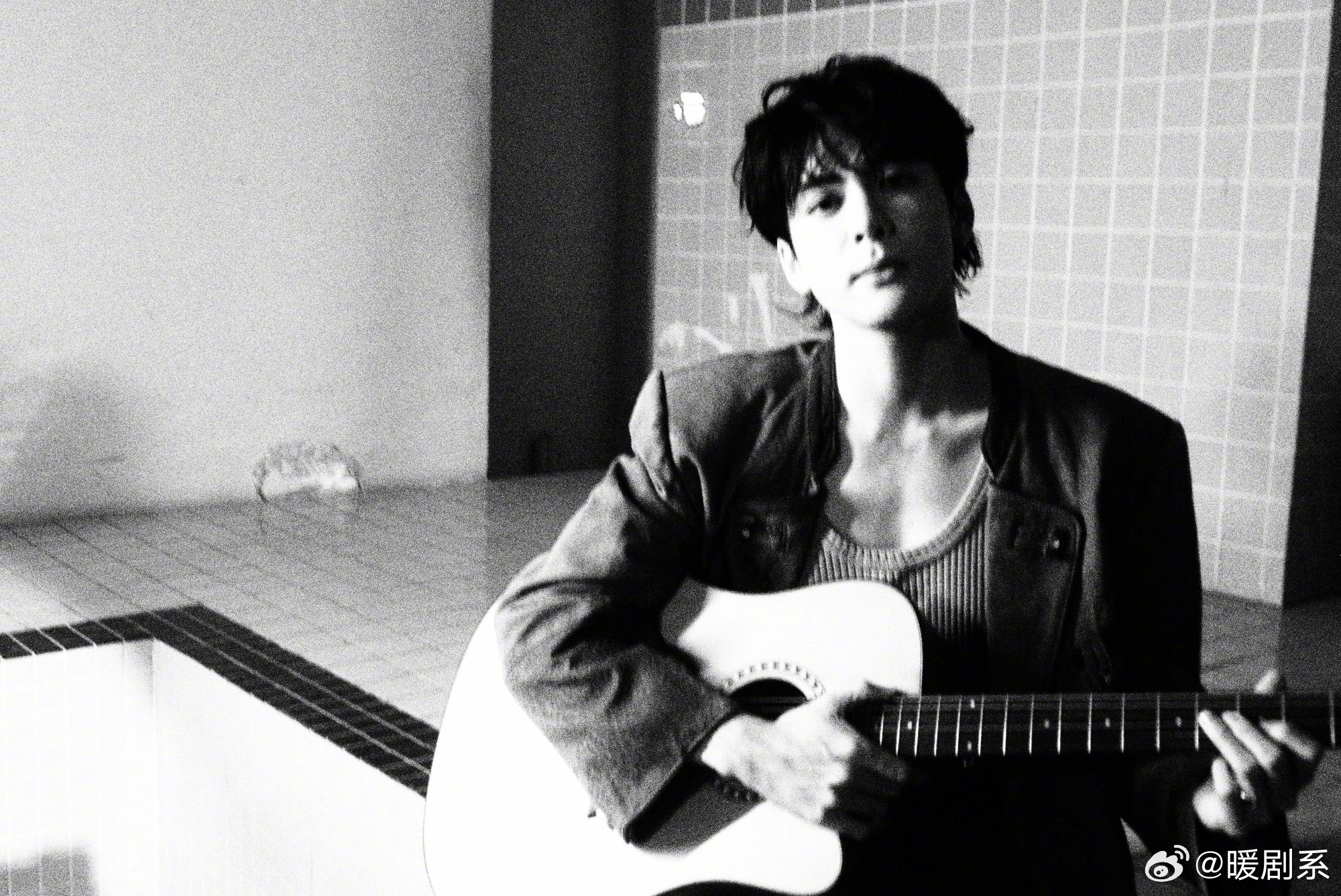 曾舜晞第二章回国 曾舜晞回国这组照片看着很舒服，靠在栏杆上有点随性的感觉。国外行