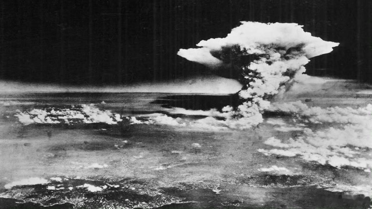 日本大量网帖否认核爆“广岛的原子弹是假的，是日本自己在地面引爆的，连放射线伤害都