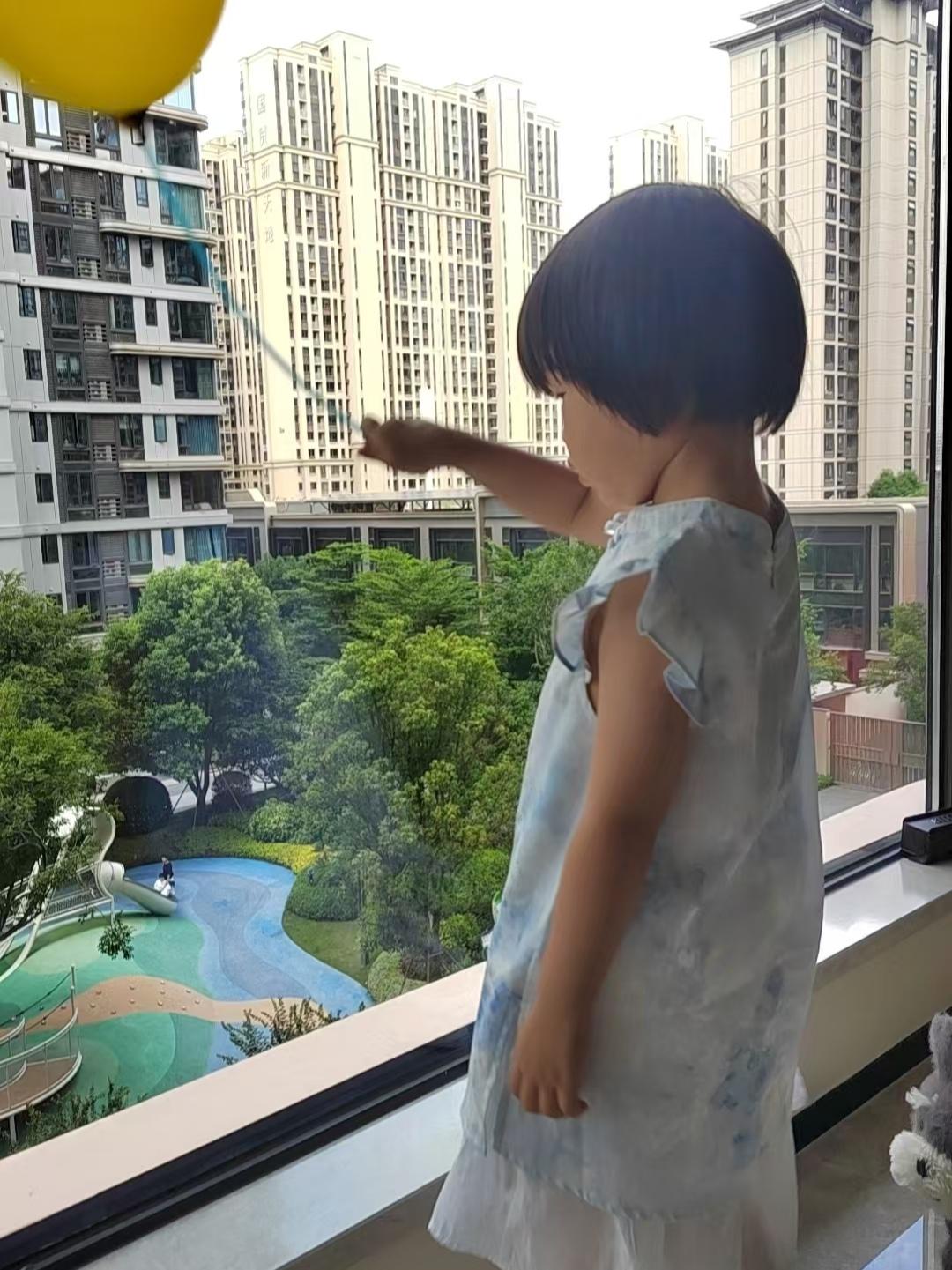 带着三岁的外孙女上街，她一看到倒在路边的共享单车，就会嚷起来：“外公，自行车倒了
