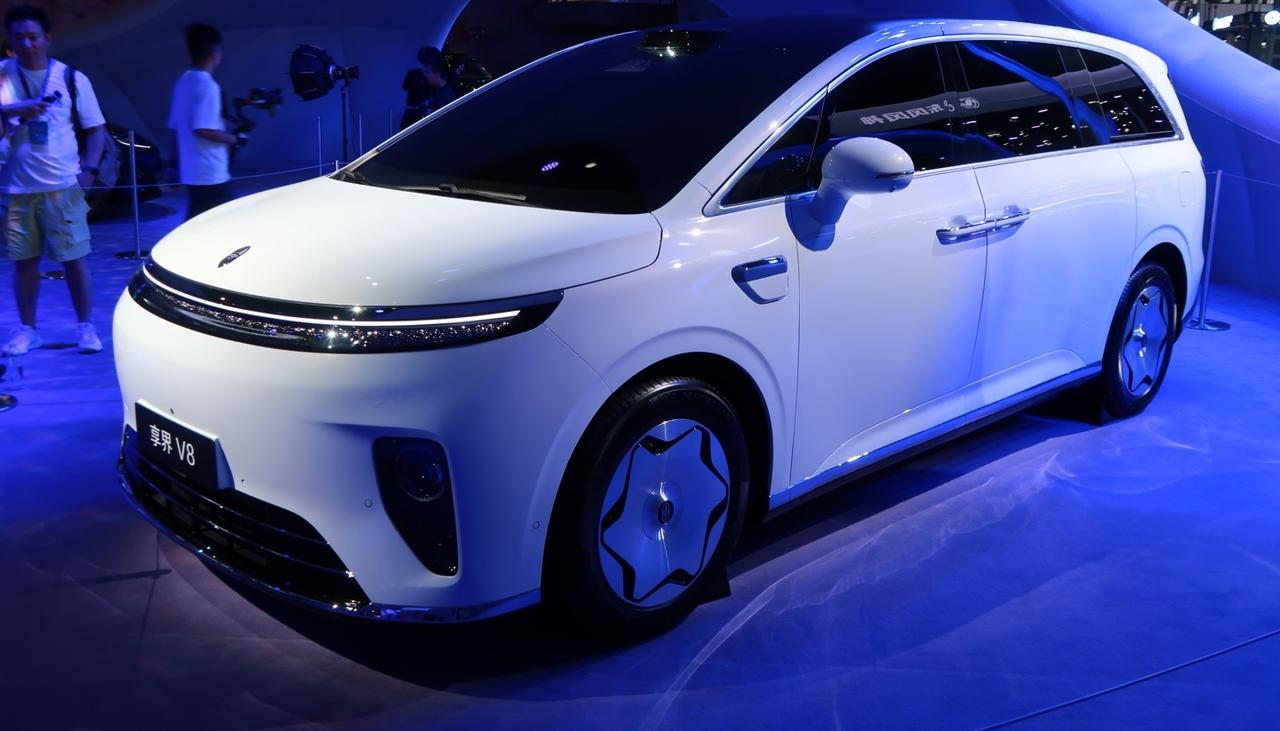 【鸿蒙智行享界 V8“家庭智慧旗舰 MPV”实车成都车展首秀：寰宇星环一体贯穿大