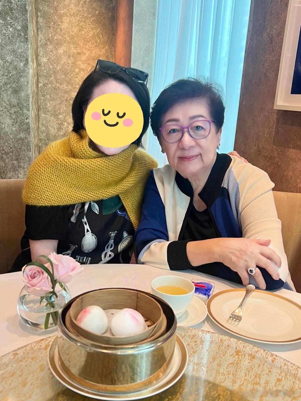梁朝伟妈妈86岁状态梁朝伟妈妈近照状态 梁朝伟妈妈近照曝光，穿搭贵气状态佳，一头