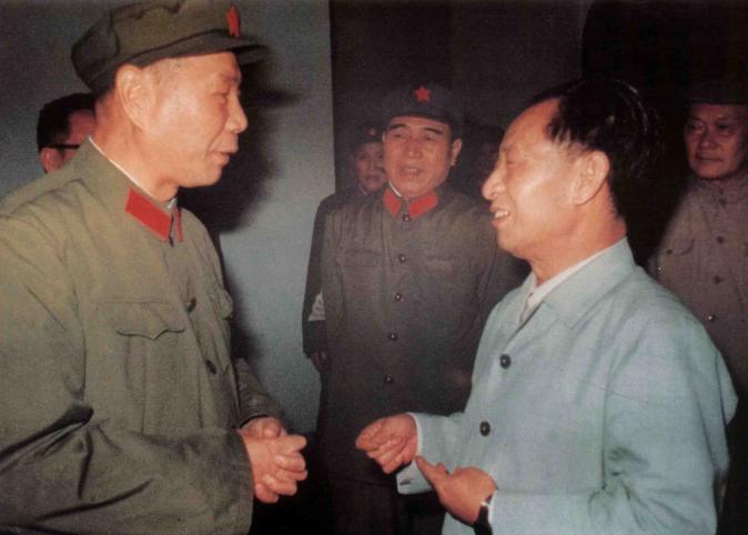1981年11月，珍贵老照片。
左一是当时的福州军区司令员开国上将杨成武，在皮定