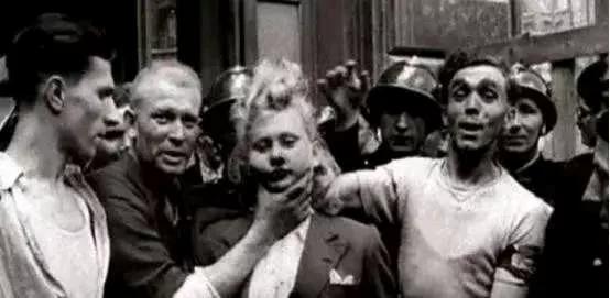 1945 年，法国巴黎，这位名叫伊娃的女人，衣服被人扒了下来，丰腴的身体没有任何