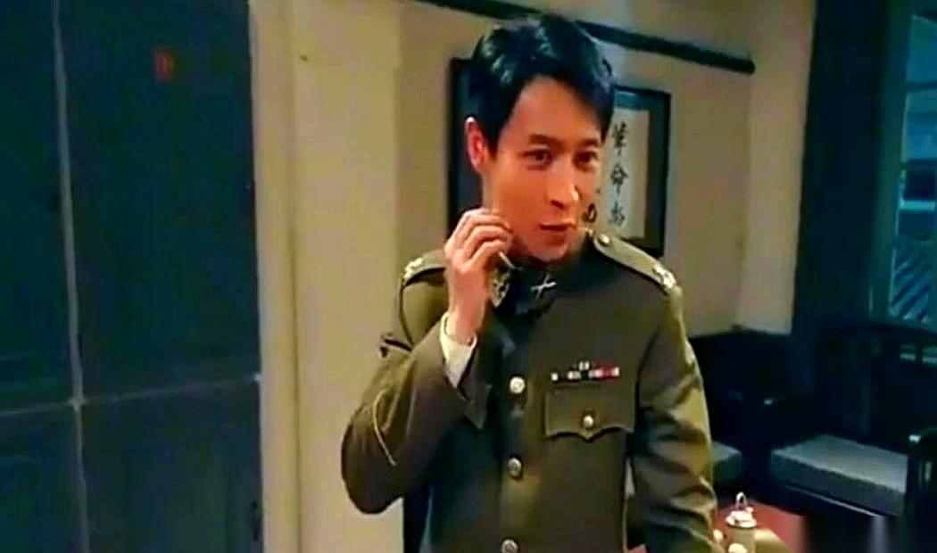 “导演，我刚才眼神里的光，还在吗？”
……
我看到这段花絮时，人是懵的。
一个演