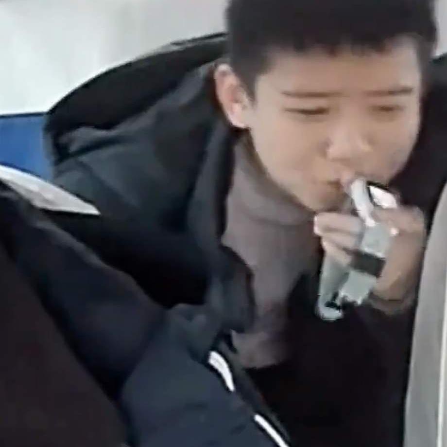 打车多跳1块钱，小男孩攥着10块钱急得快哭，最后司机反倒被全网夸上热搜？
那天男