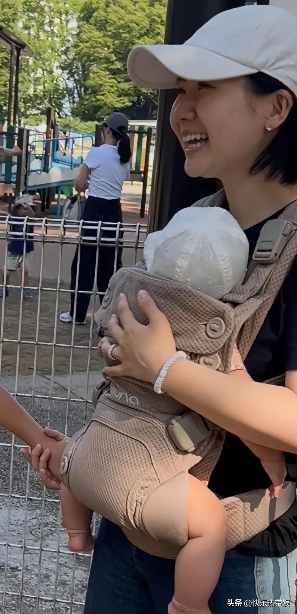 福原爱在公园抱娃遛弯被偶遇
前面两个孩子离婚后就跟着前夫生活
如今这个小孩也算是