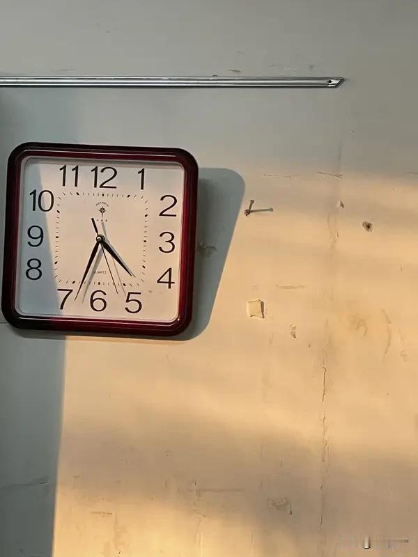 古人养生讲究过午不食，此方法虽好，但绝大多数人难以做到。不过，将晚餐尽量提前倒是