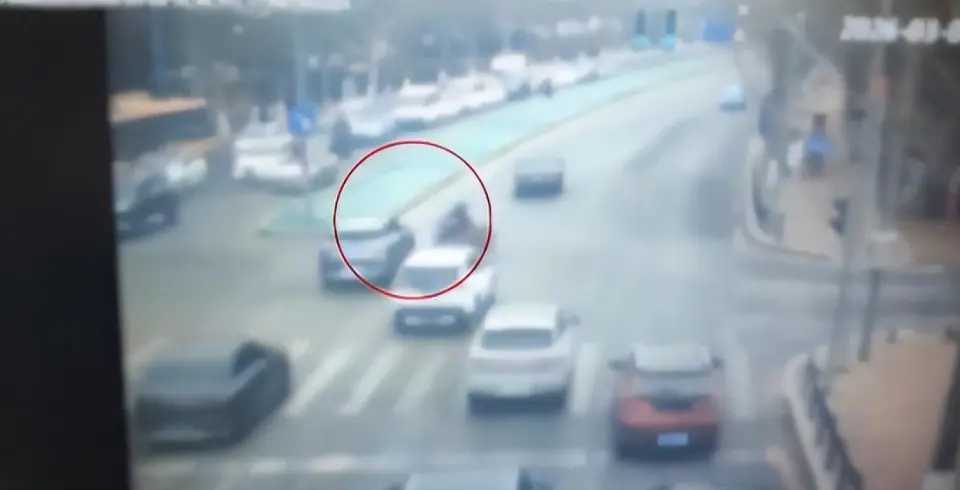 辽宁大连一67岁大爷骑车连闯红灯，先后与三辆正常行驶的车发生碰撞，最终导致自身多