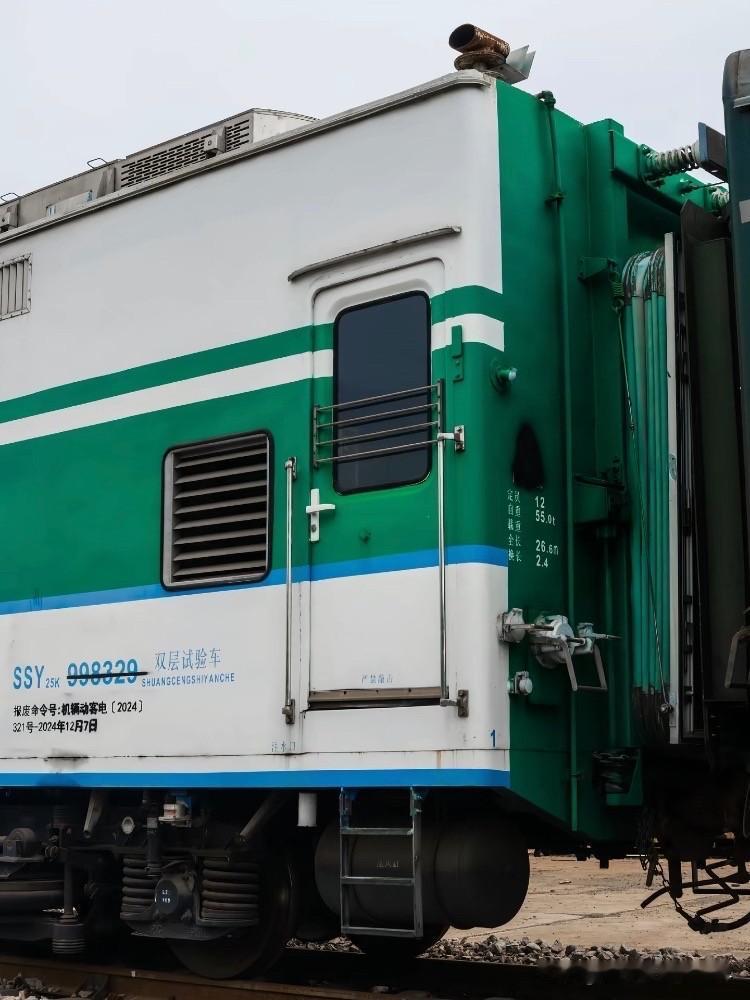 SSY-998329双层试验车报废了，迎来它的最终归宿就是拆解！ ​​​

这车