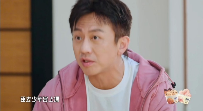 邓超送手写毛笔字当礼物，还说这是跟着小花去少年宫学的。虽然没练那么多次，但学了很