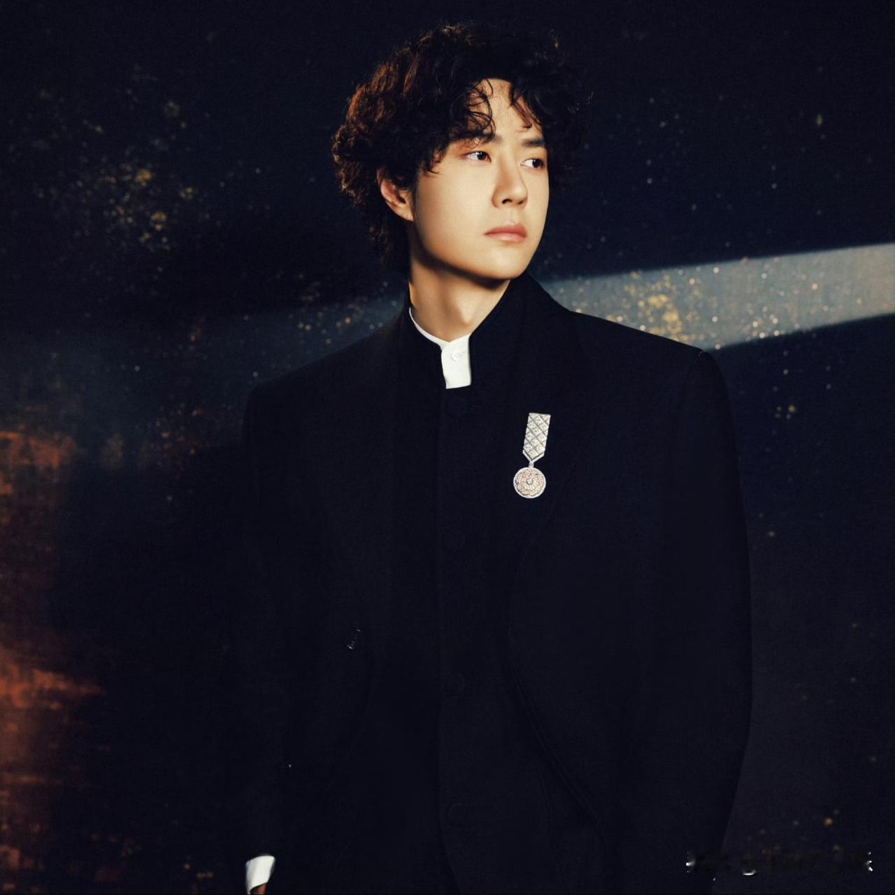 当王一博身着中山装亮相，瞬间惊艳众人。中山装本就承载着深厚的文化底蕴，经典立领、