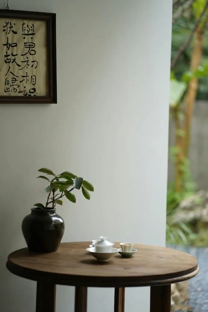 我向来不算冷漠，反倒温柔热忱。只是时常偏爱安静，懒得维系复杂人情。偶尔向往无拘自