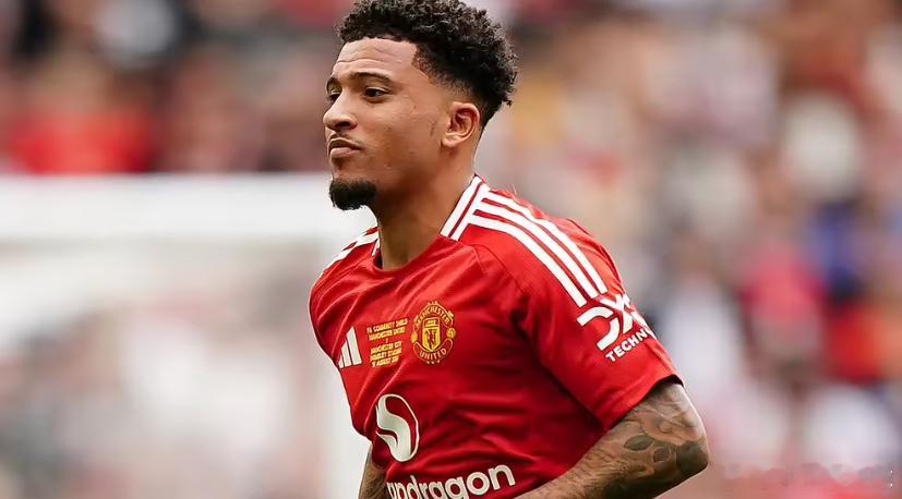 转会专家罗马诺更新播客节目，他表示桑乔将在赛季末自由身离开曼联，而多特方面正在评