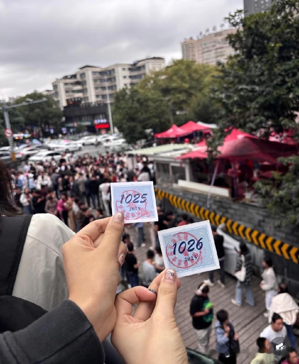 为省5块钱排6小时队抢省医月饼！
 
省医月饼排队现场，人挤人到怀疑人生！有人为