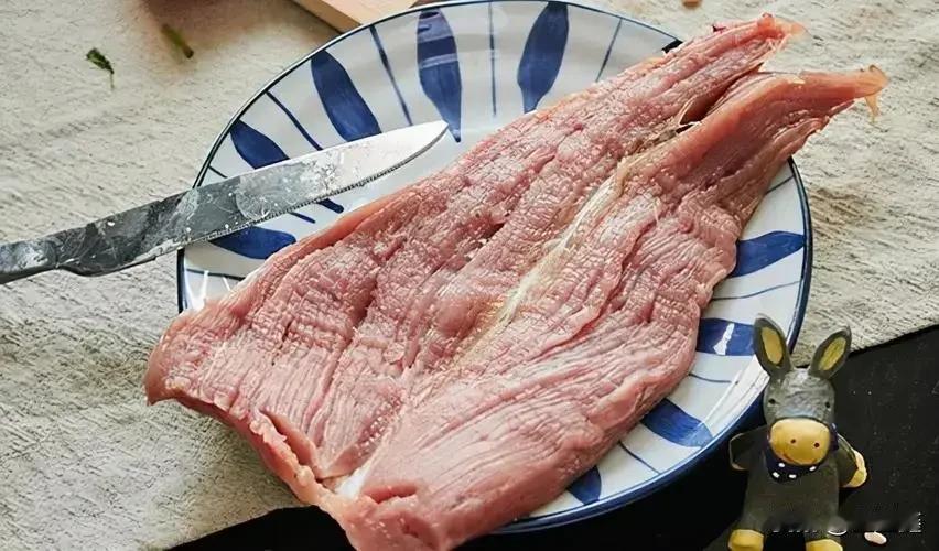 这四种肉赶紧撤下餐桌！

摊主自曝：再便宜也别买，那是“注胶肉”！

并强调，市