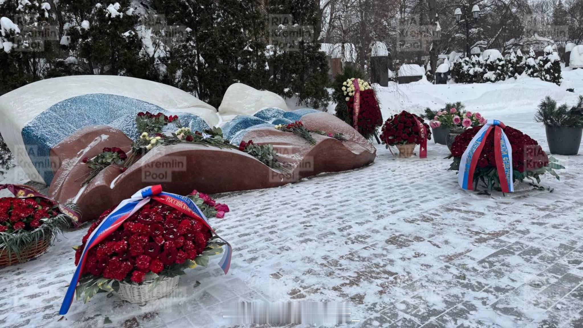 瓦洛佳小朋友  普京致电娜伊娜·叶利钦娜。今天是俄罗斯首任总统鲍里斯·叶利钦诞辰