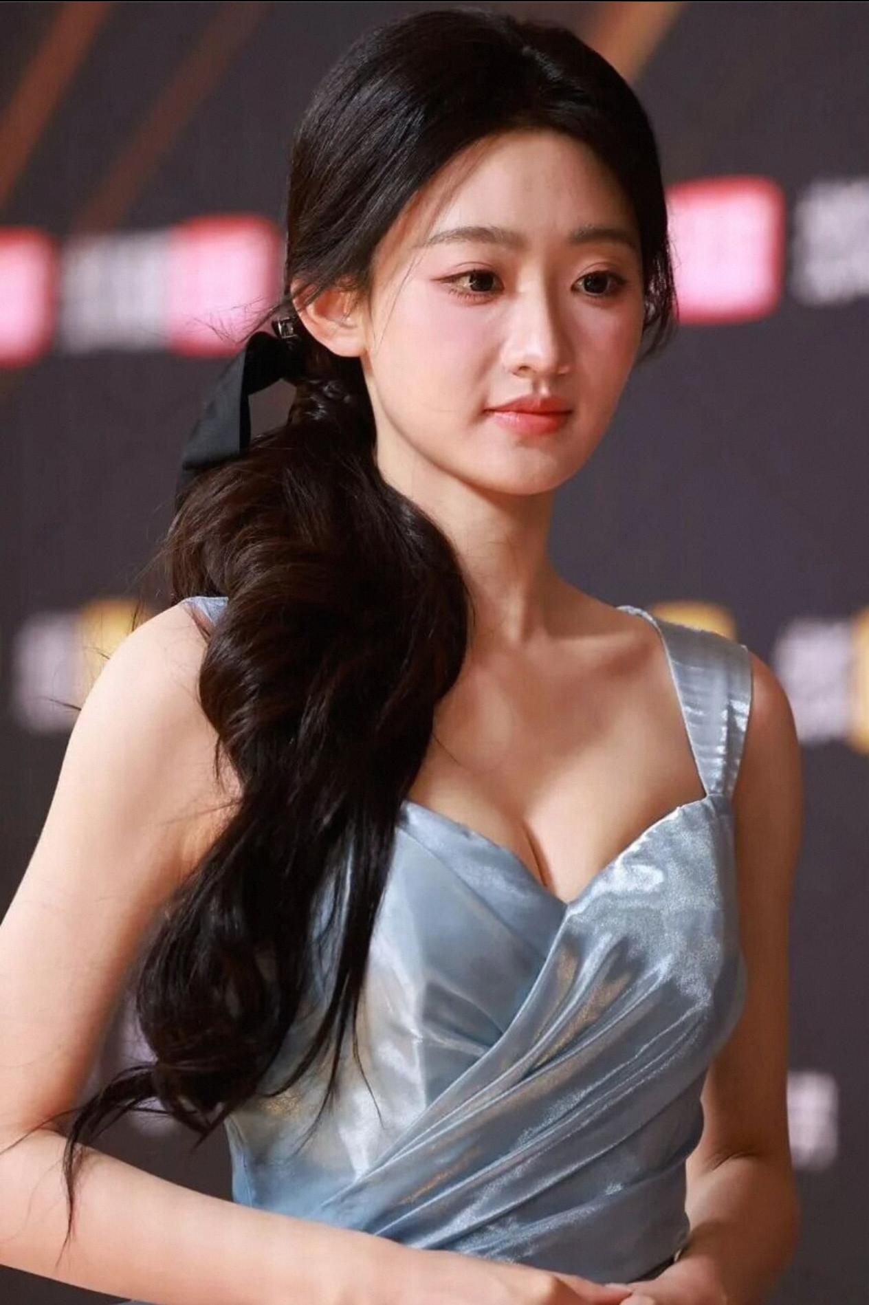 气质女神，红毯上的惊艳一瞥明星 徐璐 宋妍霏 孔雪儿 彭小苒  向涵之 杨雨潼 